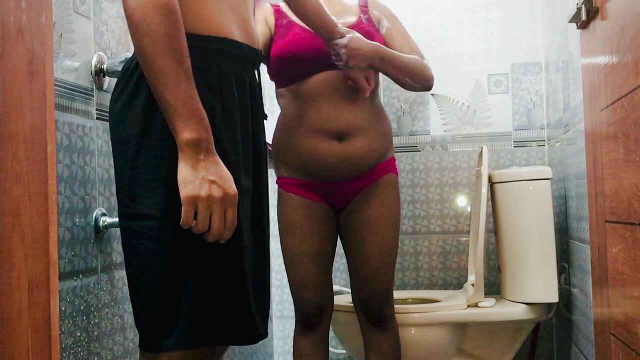 Une belle-mère desi joue avec la chatte de son beau-fils sous la douche