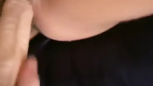 Candy amcığını tıraş ediyor ve sonra dildoyla sikiliyor