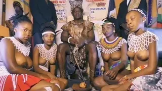 非洲酋长和他自己的裸照女孩