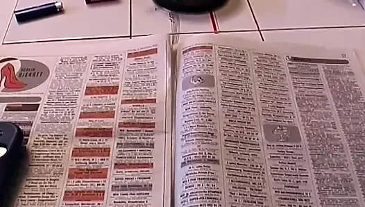 Olgun sarışın taşak emiyor ve dildo damlayan amcığını sikiyor