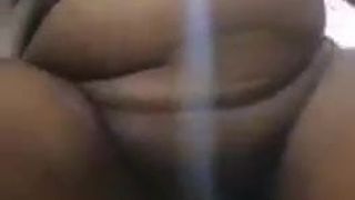 Insatisfecha bangladeshi bhabhi masturbándose y chorros