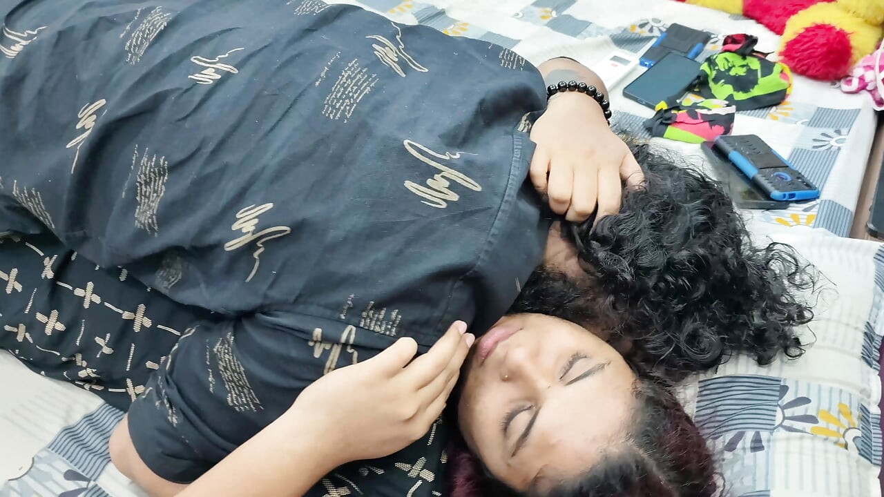 قبلة القدمين مع تمتص الثدي