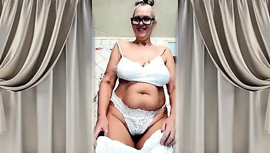 Ateşli olgun ev hanımı Lukerya mutfakta soyunuyor, mastürbasyon yapıyor ve flört ediyor