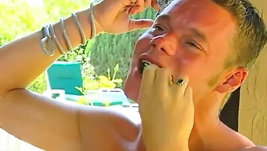 Sarışın hatun yoğun amcık yalama ile tutkulu açık havada seksin tadını çıkarıyor