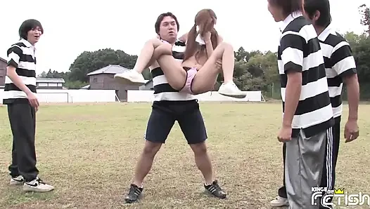 Японскую студентку удовлетворяет ее киску возбужденный учитель и футбольная команда на улице