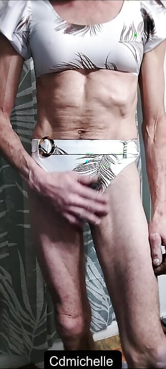 Cdmichelle u kupaonici u seksi bijelom kupaćem kostimu nego oblačenje seksi crvenog kupaćeg kostima