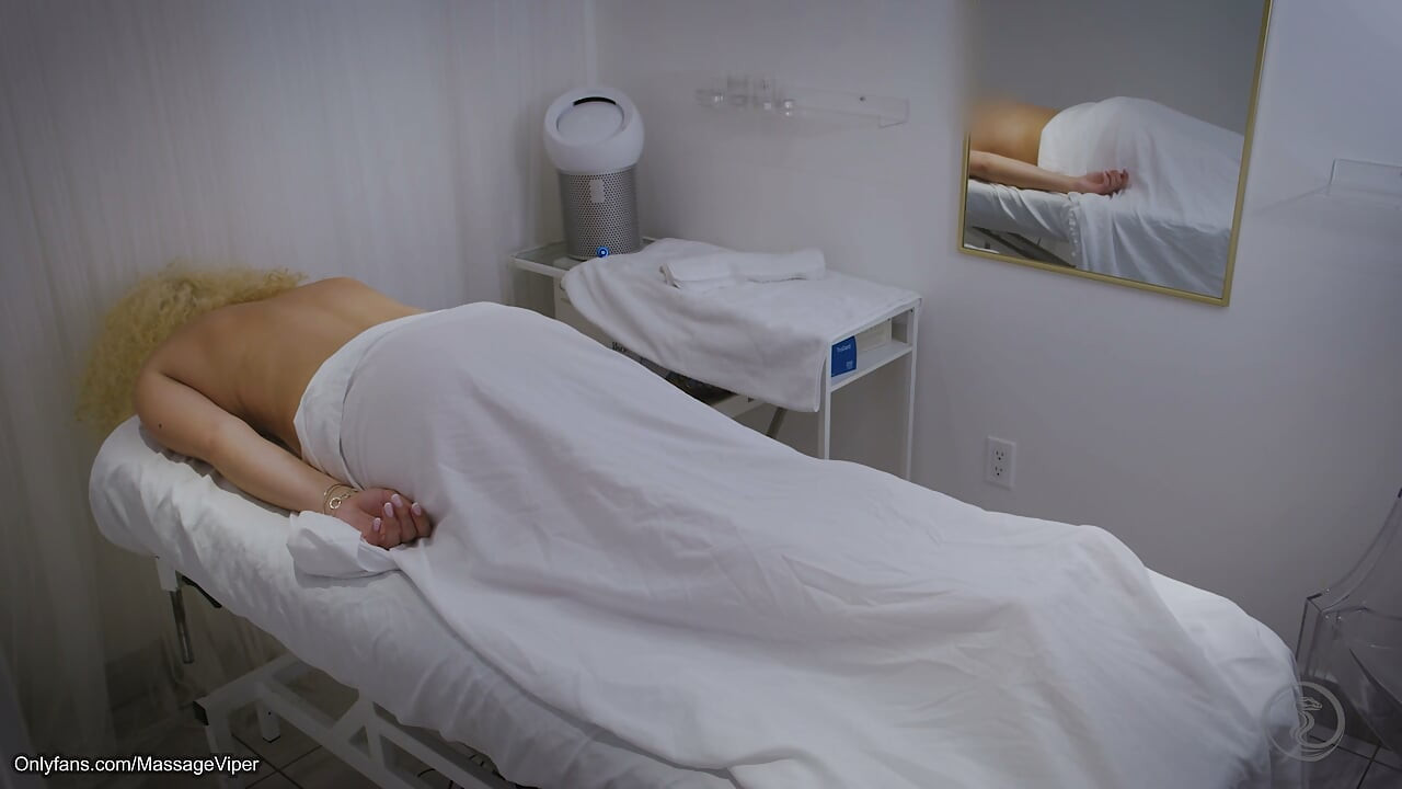Real massage client gets ass eaten and sucks off masseur
