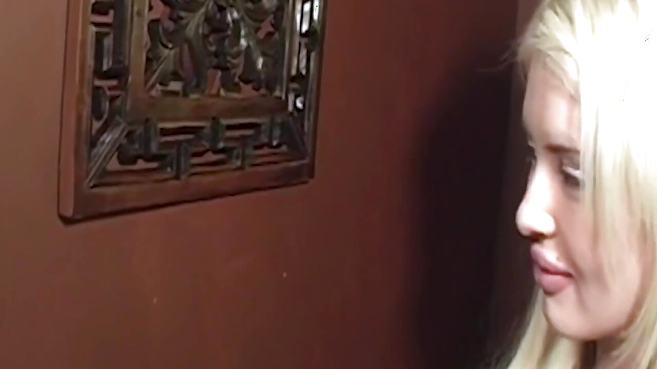 ブロンドとブルネットの美女たちが大きなチンコのハードコアなアクションを渇望