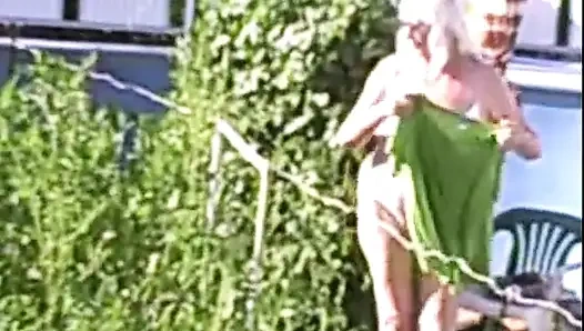 Oma im garten, kurze, aber süße umkleide