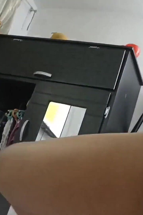 18-jarige brunette met grote doorhangende tieten uit New York, Verenigde Staten neuken de grote lul van haar stiefbroer toto qui