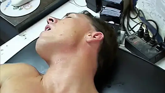 Memekku dientot dua kontol di kantor