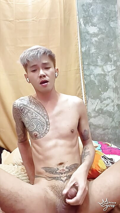 Inked Asain Boy Παίζει με το αναλογικό δονητή του στον κώλο του