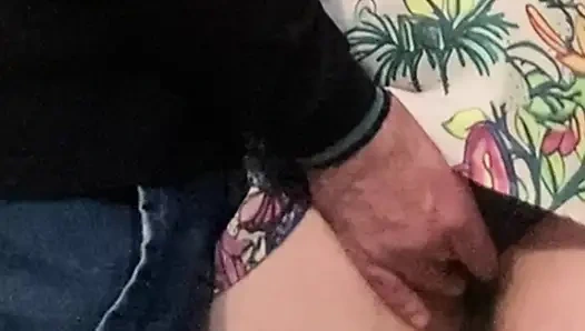 Aldatan evli kadın kalabalık bir metroda mastürbasyon yapıyor