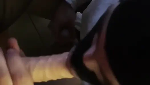 Sürtüğüm yarağımı emiyor ve başka bir erkek seks bebeği tarafından sikiliyor.