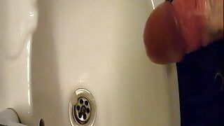 Pisse et masturbation avec sperme dans les toilettes publiques