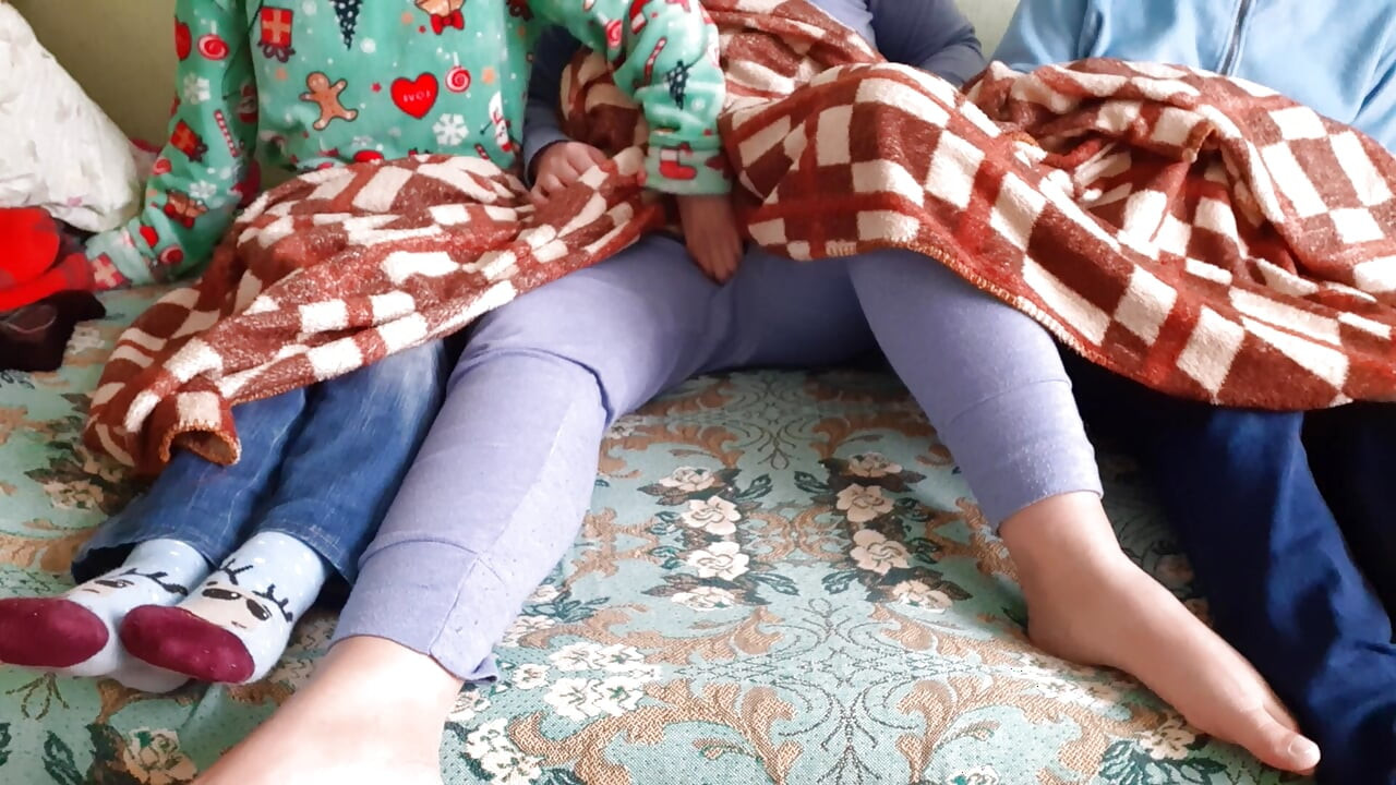 אחותה של החברה שלי עשתה לי ביד בזמן ששלושתנו צפינו בסדרת טלוויזיה