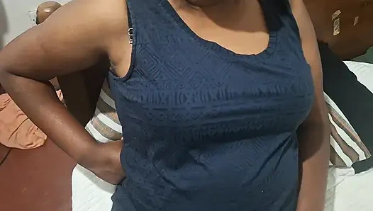 Üvey anne soyunuyor ve çok seksi bir aşk