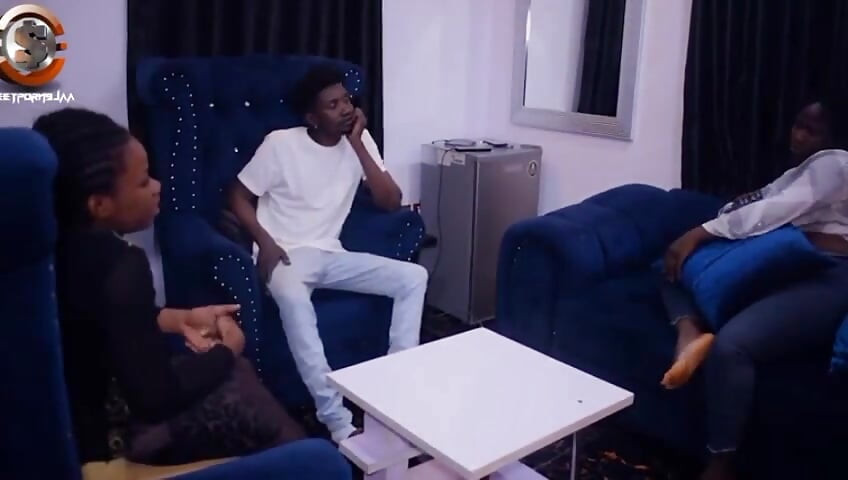 Pasangan Nigeria ngentot gadis remaja ini dengan imbalan bantuan