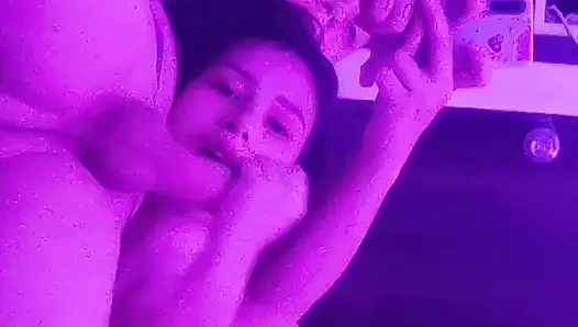 Ich frage meine dünne Freundin nach ihrem Hintern, und sie gibt ihn mir ohne zu zögern