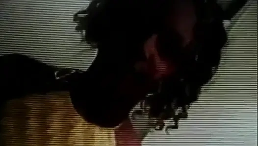 Seksi zenci bebek bahçede büyük siyah yarak üzerinde