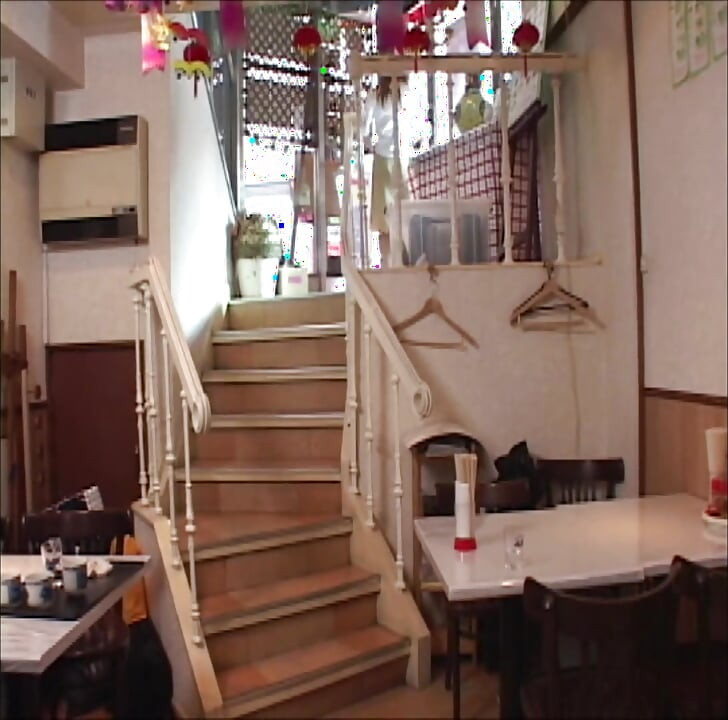 P135G04 在東京市中心一家中餐館工作的一男一女之間的性感浪漫，以成熟女人為主角。