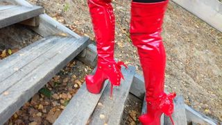 ステップバイステップの女性l赤いブーツエクストリームハイヒール。