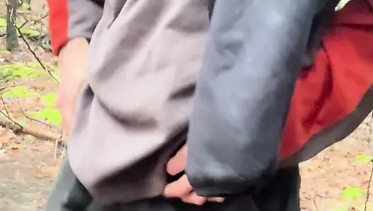Azgın twink yağmurda mastürbasyon yapıyor