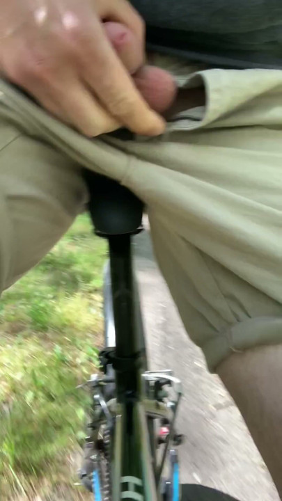 Pibe joven mostrando la pija en bici en público a desconocidos | Clip 1