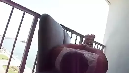 hogtied en el balcon de un hotel