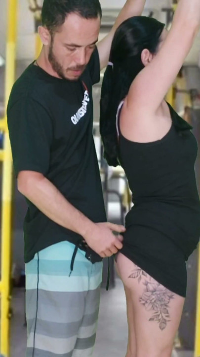Old scoundrel with an encoxada and masturbates until he cums on the brunette in the bus | Clip 1