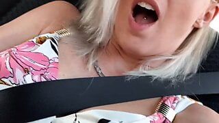 OMG! Im Taxi heimlich zum Orgasmus gefingert