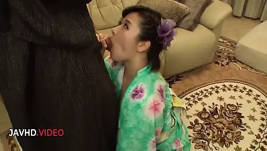 Harua Narimiya tutkulu Asyalı ev hanımına sakso çekiyor