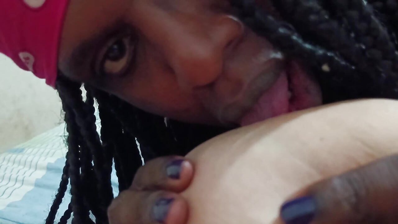 Eu chupei a buceta da garota safada na cama