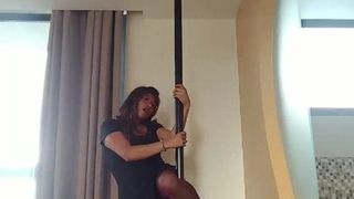 Amateur-Strumpfhosen-Poledance