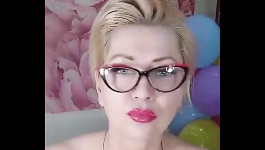 Renkli balonların arka planında olgun bir kaltağı dildoyla sikiyor