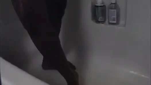 Siyah amcık tıraş olduktan sonra banyoda sikişiyor