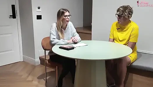 Мачеха, подставленная извращёнными требованиями пасынка, невольно помогает ему с анализом спермы