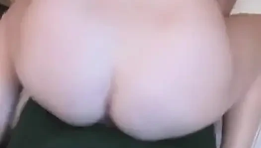 Zar zor reşit esmer daphne Tom'un sikişlerini emiyor ve sikiyor