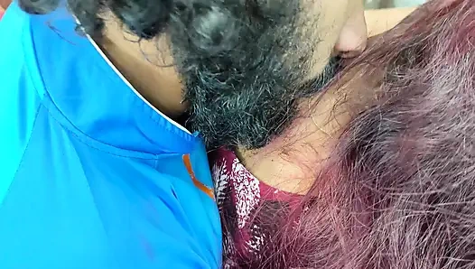 Ciuman romantis pasangan panas