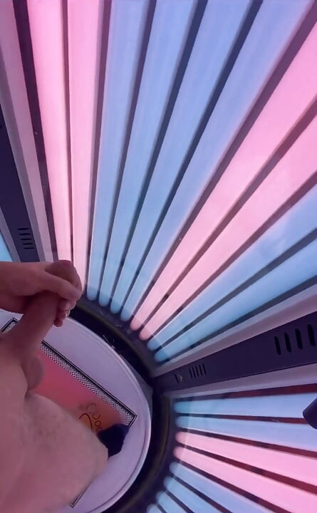 Sino ba naman ang hindi mahilig sa kasiyahan sa loob ng tanning bed