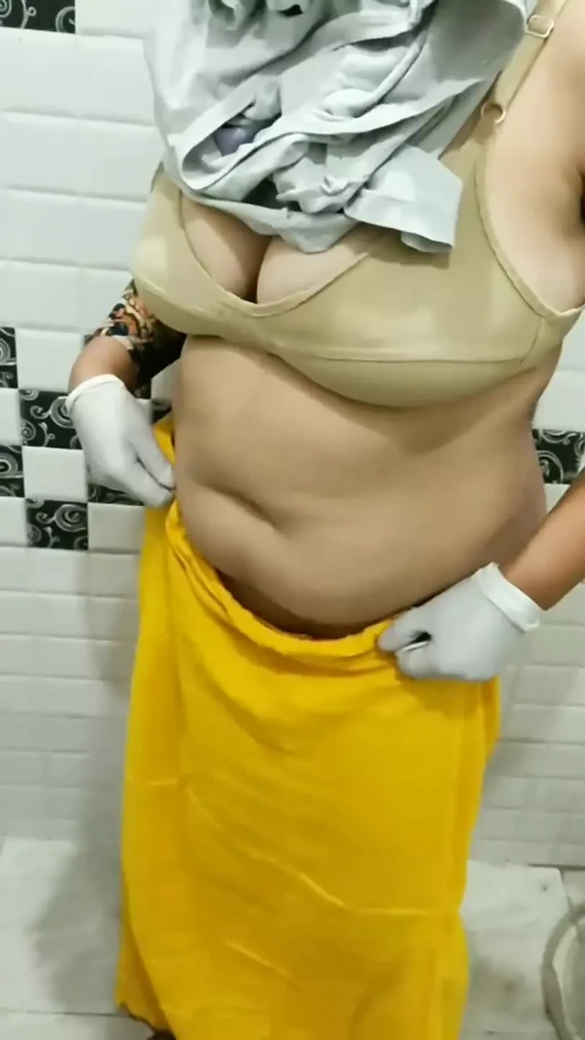 Desi bhabhi is not asking to leave in the bathroom.