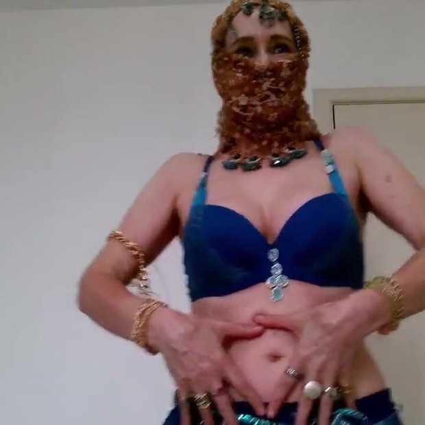 Brazil Miss sebagai penari perut Arab menari dan memancut mani