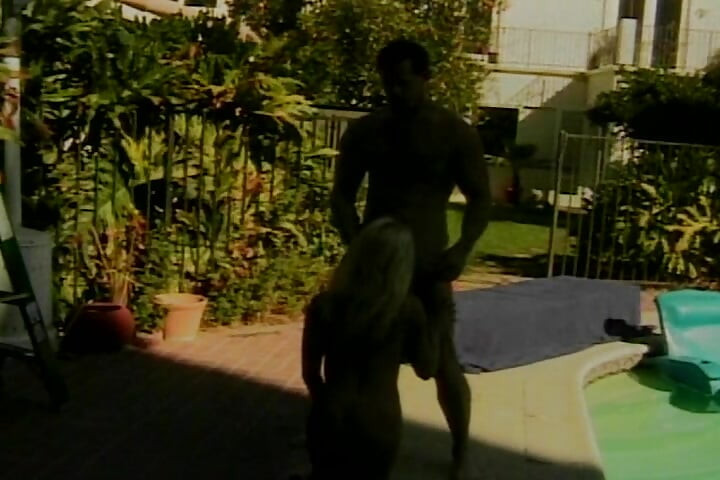 Blonde milf met grote tieten berijdt lul in de achtertuin