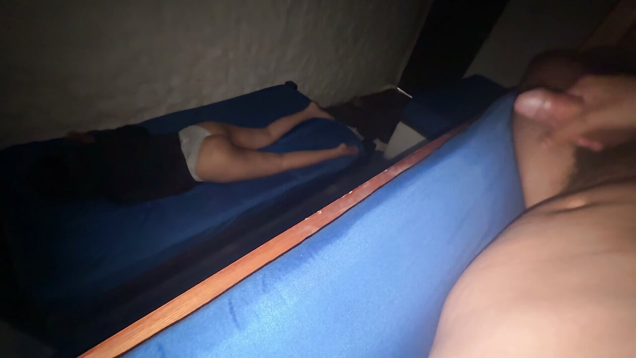 Masturbându-mă în timp ce sora mea vitregă se atinge singură