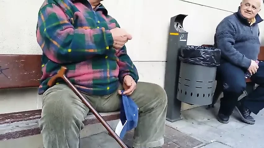 De bult van een oude man op straat 3
