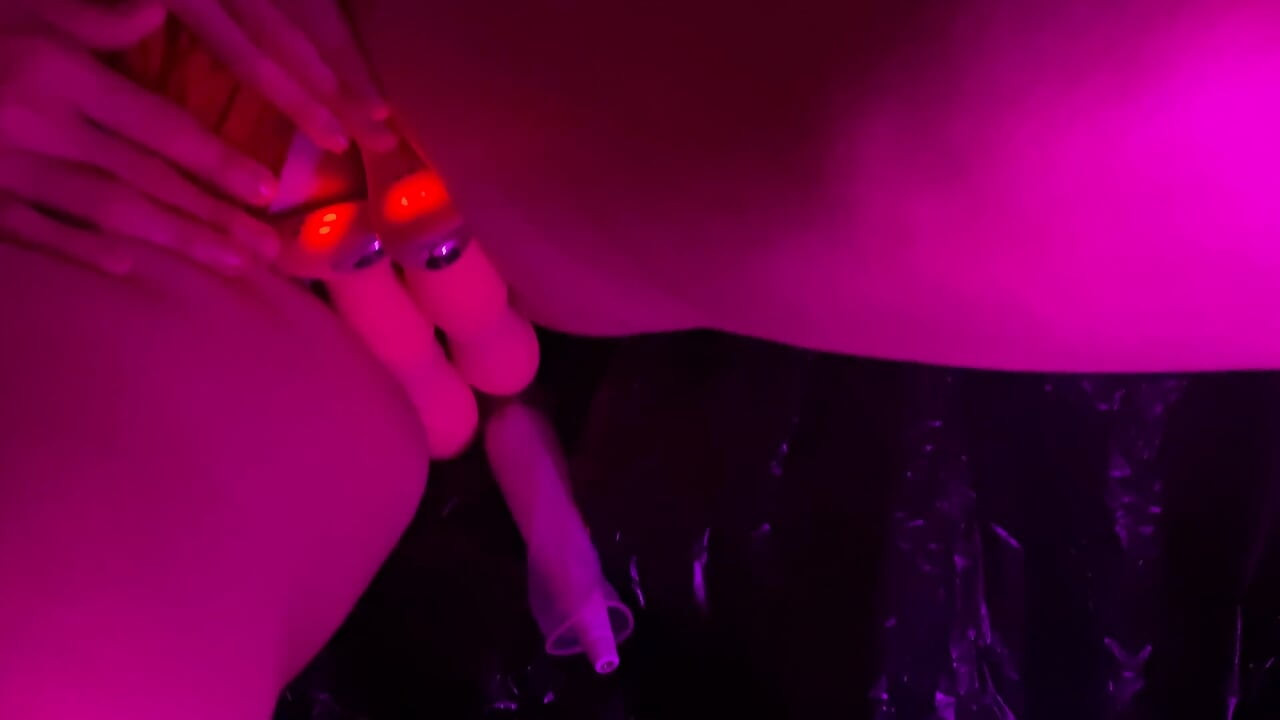 Hjelp en gift kvinne med å onanere ved hjelp av en dildo