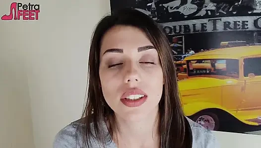 Muhteşem esmer yatak odasında puro içiyor