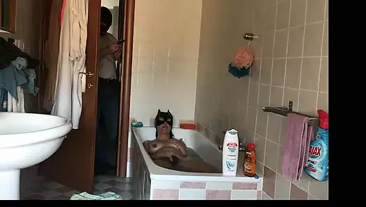 意大利女孩在浴缸里自慰，她的丈夫用他的手机拍摄自己