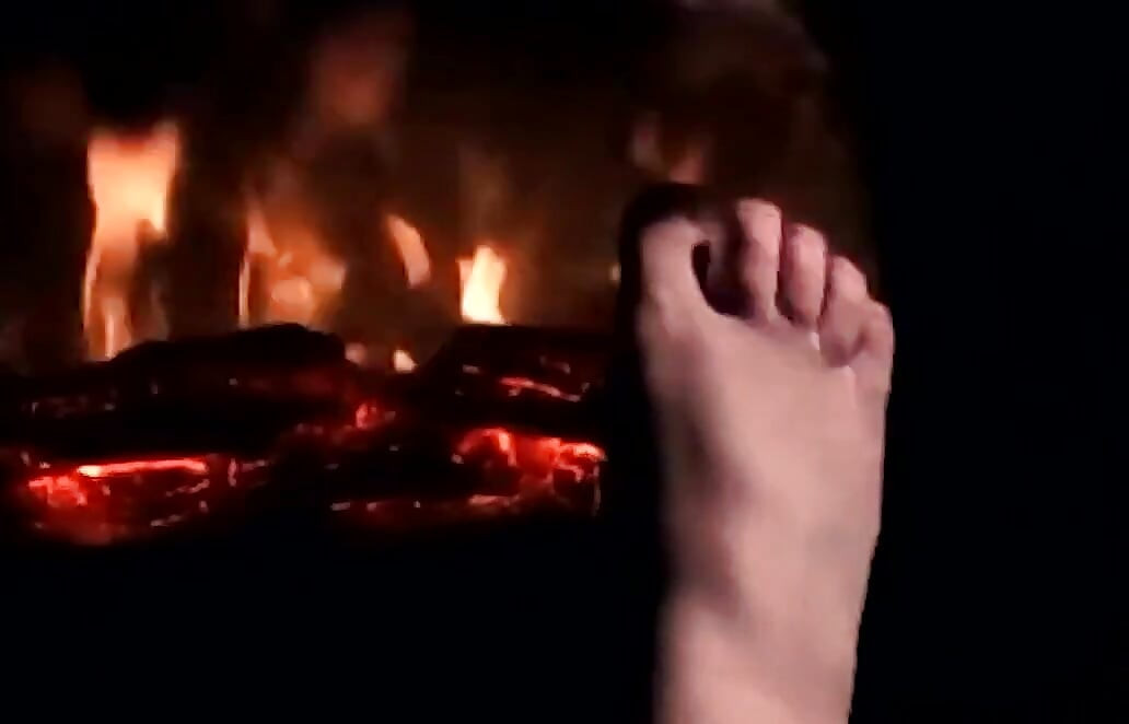 Aquecendo meus pés para lhe dar um bom punheta com os pés quentes sem fones de ouvido necessários