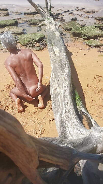 Ladysilva på stranden naken og viser frem den solbrune sexy rumpa si